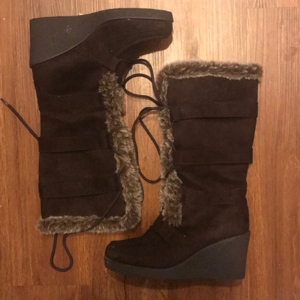Wedged lace up boots